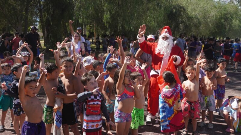 Papá Noel visitó la colonia del Polideportivo y compartió una jornada con los niños