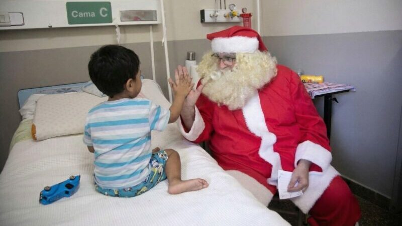 Papá Noel visitó el Hospital