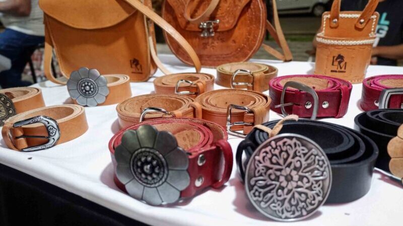 La Feria del Regalo reunió a emprendedores locales en el Paseo de los Artesanos