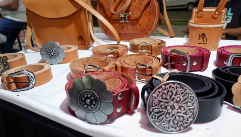 La Feria del Regalo reunió a emprendedores locales en el Paseo de los Artesanos
