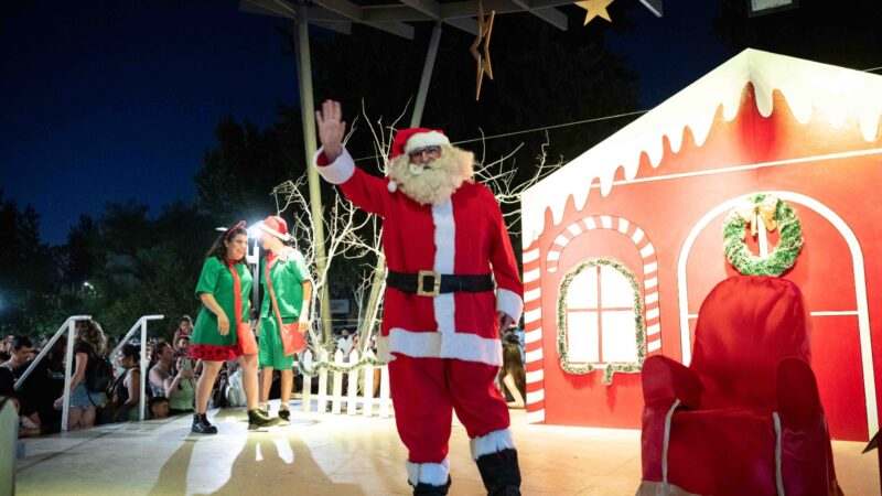 Papá Noel llegó desde el cielo y emocionó a grandes y chicos en la plaza principal