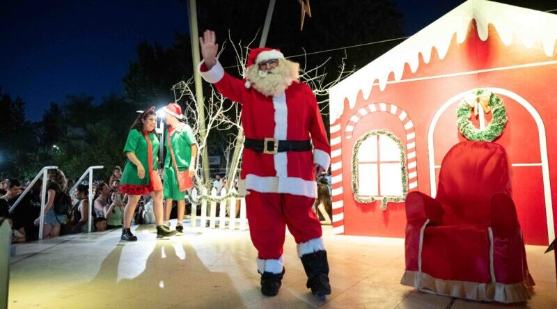 Papá Noel llegó desde el cielo y emocionó a grandes y chicos en la plaza principal