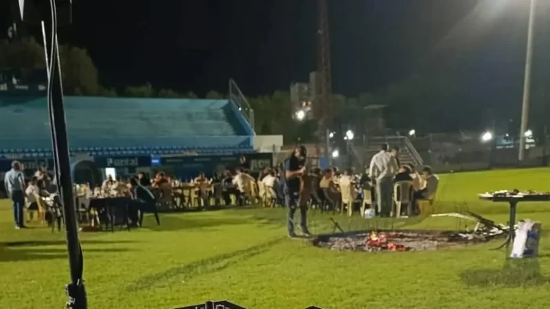 Estudiantes (RC) festejó el ascenso con un asado dentro del campo de juego