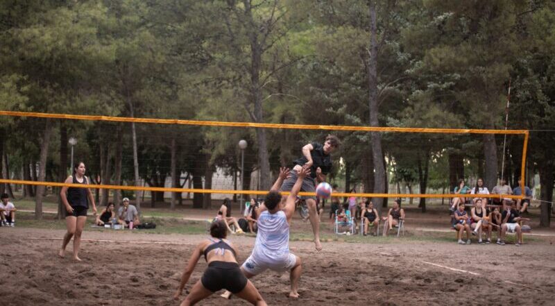 Finalizó un torneo mixto de beach vóley en el Polideportivo