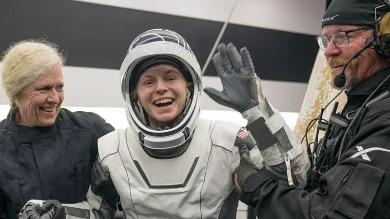 4 astronautas amerizan en la Tierra tras ser evacuados de la Estación Espacial Internacional debido a un “grave” problema médico