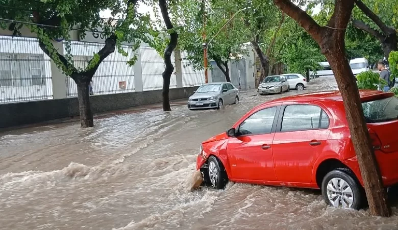 Por el alerta naranja y tras el caótico viernes, la Ciudad pidió “evitar circular por la vía pública” este sábado
