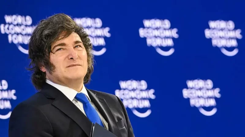 Furioso por la revelación del contrato con Libra, Milei amenaza con el cierre de Clarín
