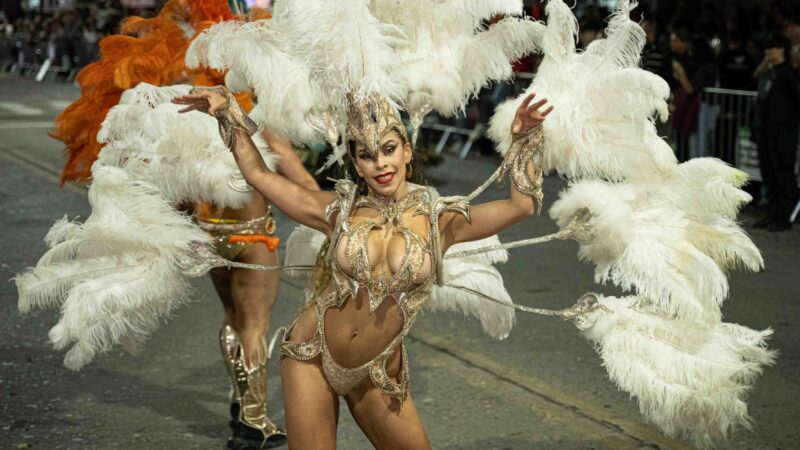Color, música y una multitud en el carnaval de General Alvear