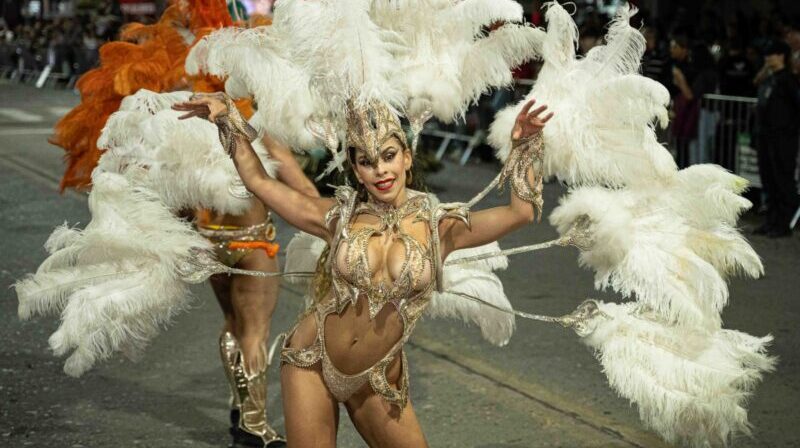 Color, música y una multitud en el carnaval de General Alvear