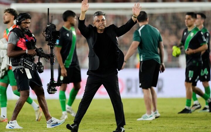 Gallardo ovacionado y jugadores silvados, la despedida del muñeco en la victoria ante Banfield