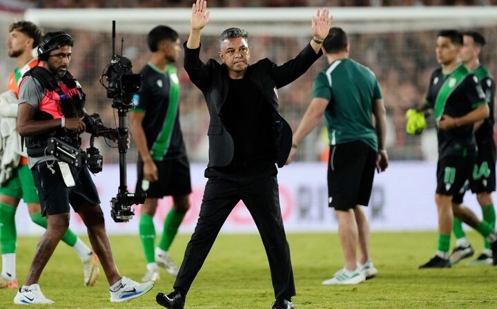 Gallardo ovacionado y jugadores silvados, la despedida del muñeco en la victoria ante Banfield