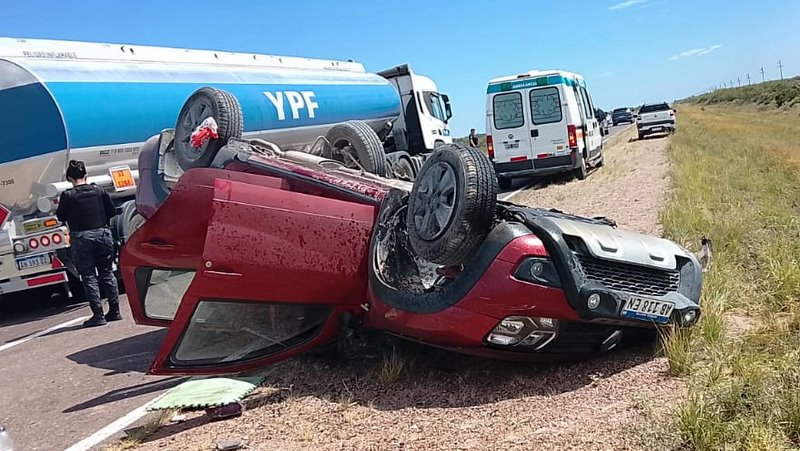 Impresionante vuelco con heridos en Punta de Agua