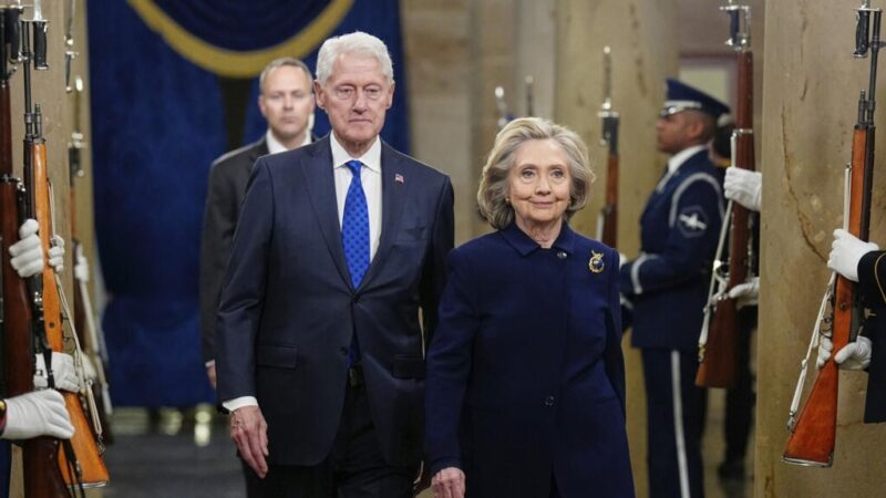 Hillary Clinton acusó a Donald Trump de orquestar un “encubrimiento” en relación con el caso Epstein