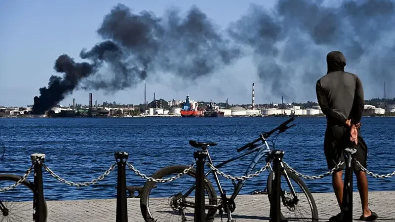 Cuba, al límite: una refinería se incendió en La Habana en medio de la crisis energética y la falta de combustible