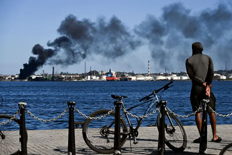 Cuba, al límite: una refinería se incendió en La Habana en medio de la crisis energética y la falta de combustible