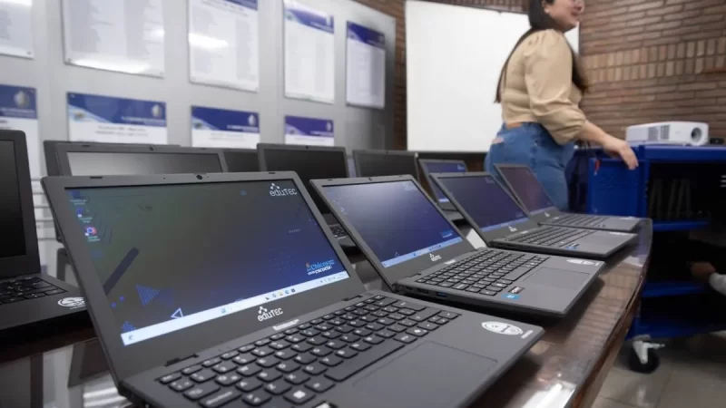 La DGE lanzó un plan para terminar la secundaria de adultos totalmente virtual y con el uso de la IA