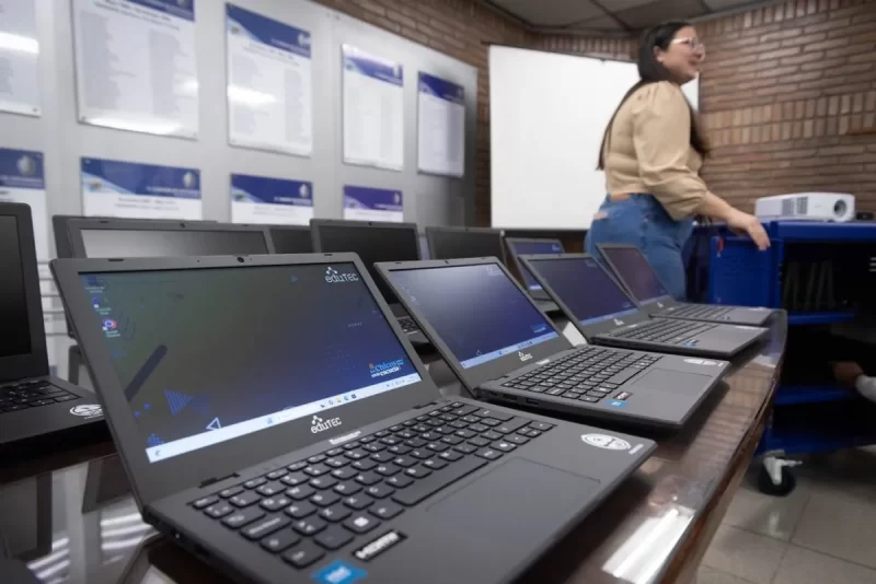 La DGE lanzó un plan para terminar la secundaria de adultos totalmente virtual y con el uso de la IA