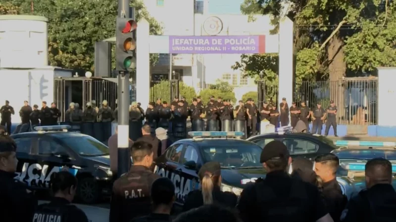La protesta policial de Santa Fe se extiende y convocan a penitenciarios para patrullar Rosario