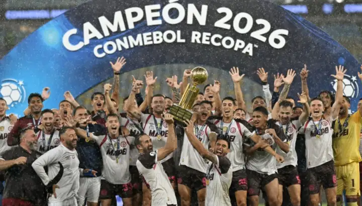 Lanús gritó campeón bajo un diluvio en el Maracaná: histórico y épico triunfo ante Flamengo