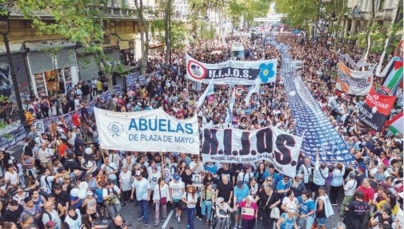 Masiva movilización a Plaza de Mayo por los 50 años del golpe: las organizaciones de DDHH leyeron un documento con críticas al Gobierno