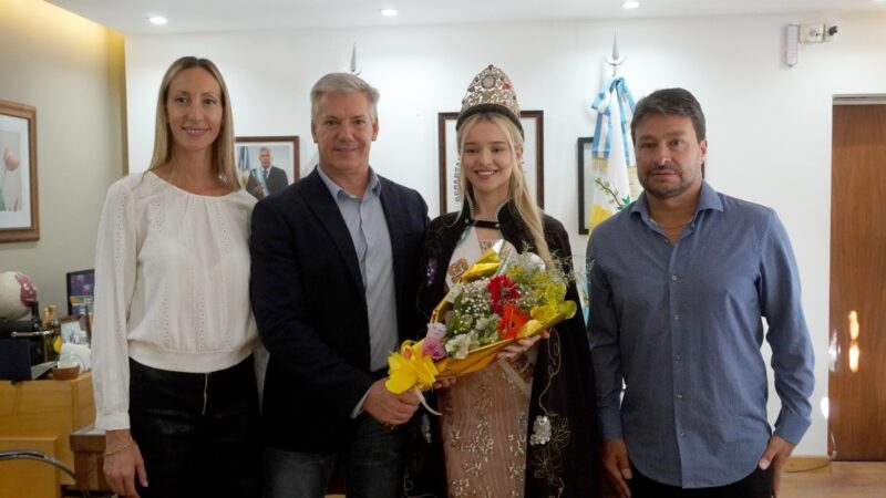 El intendente Alejandro Molero recibió a Mariana tras su participación en la Vendimia Nacional