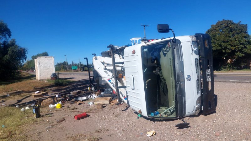 Por evitar colisionar a un vehículo, un camión terminó volcado