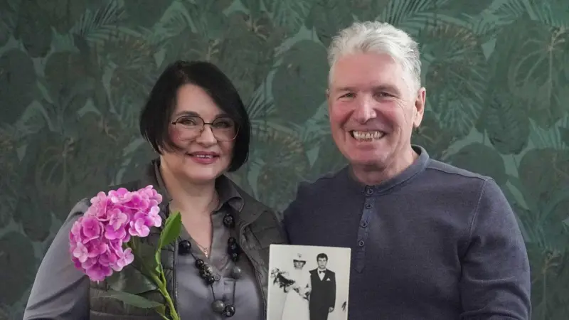 “Tuve que huir descalza con mi vestido de novia”: el traumático recuerdo de la última boda en Chernóbil a 40 años del accidente nuclear
