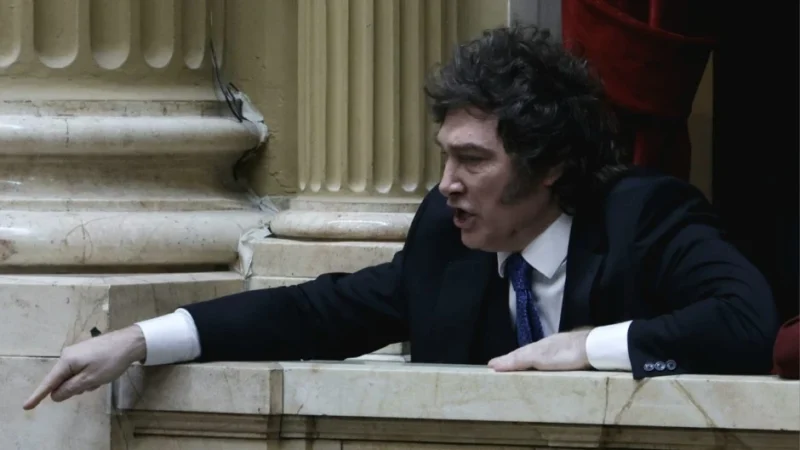 Milei les gritó “chorros” y “corruptos” a los periodistas que le preguntaron por Adorni