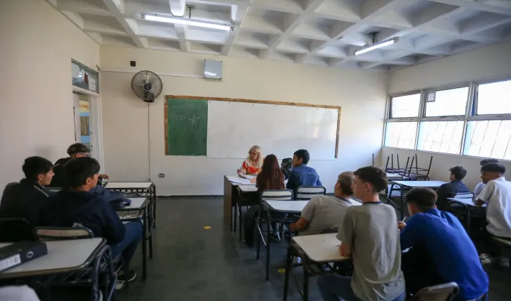 La DGE confirmó la continuidad de becas para carreras prioritarias: cuáles son y quiénes pueden inscribirse