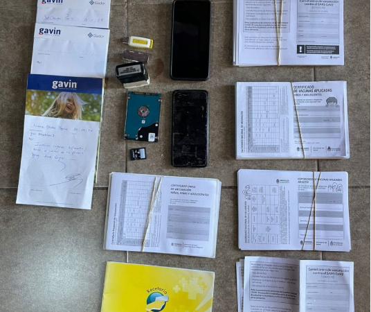 Certificados de vacunación sin dosis: allanaron un centro de salud por maniobras para cobrar beneficios del Estado