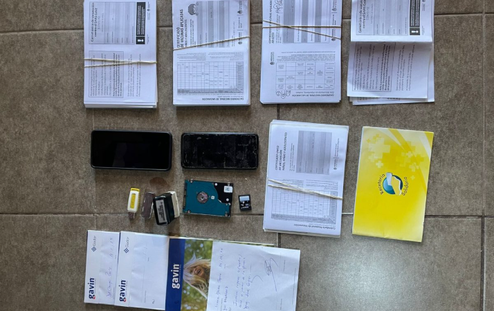 Certificados de vacunación sin dosis: allanaron un centro de salud por maniobras para cobrar beneficios del Estado