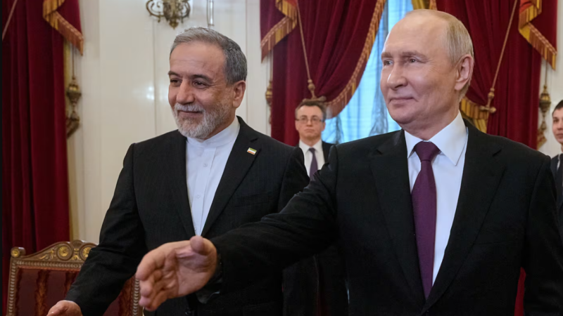 Putin se reunió con el canciller de Irán y busca intervenir en las negociaciones con EE.UU.