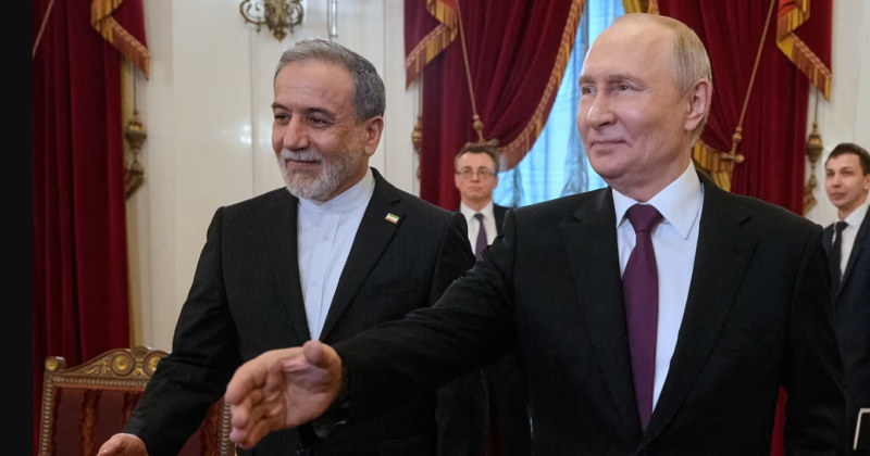 Putin se reunió con el canciller de Irán y busca intervenir en las negociaciones con EE.UU.