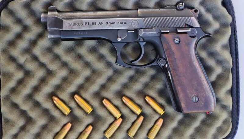 Control policial en General Alvear permitió secuestrar un arma y un vehículo en la vía pública