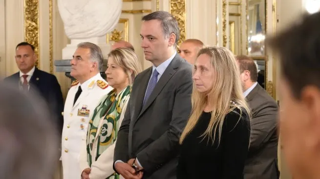 El Gobierno, cercado por la escribana, la caída en las encuestas y el caso Adorni