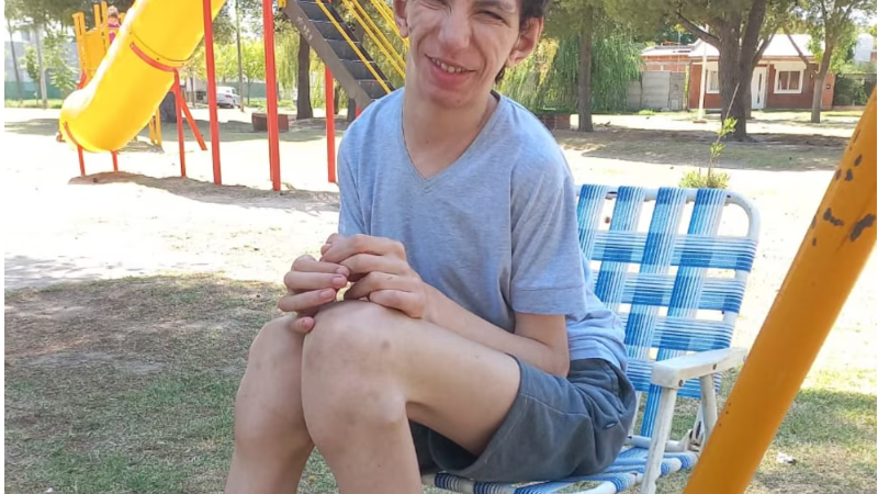 Mide 2,30 metros y sus huesos le impiden caminar: el joven patagónico que necesita una grúa para levantarse de la cama
