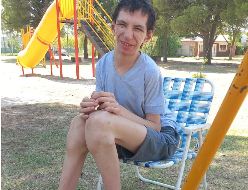 Mide 2,30 metros y sus huesos le impiden caminar: el joven patagónico que necesita una grúa para levantarse de la cama