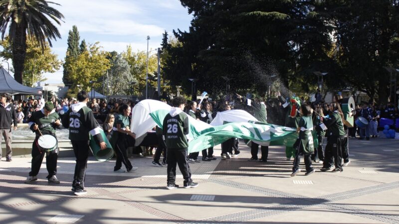 Los estudiantes tuvieron su “Manso Banderazo” en la Plaza Departamental