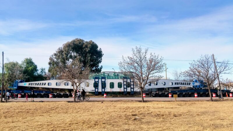 El convoy que transporta el transformador de 240 toneladas llegó a General Alvear